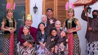 7 Potret Ulang Tahun Hanung Bramantyo, Seru Keluarga Pakai Kostum Ala Ningrat