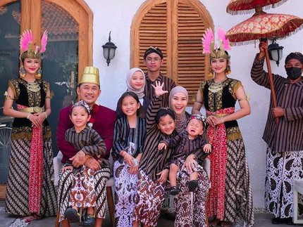 7 Potret Ulang Tahun Hanung Bramantyo, Seru Keluarga Pakai Kostum Ala Ningrat