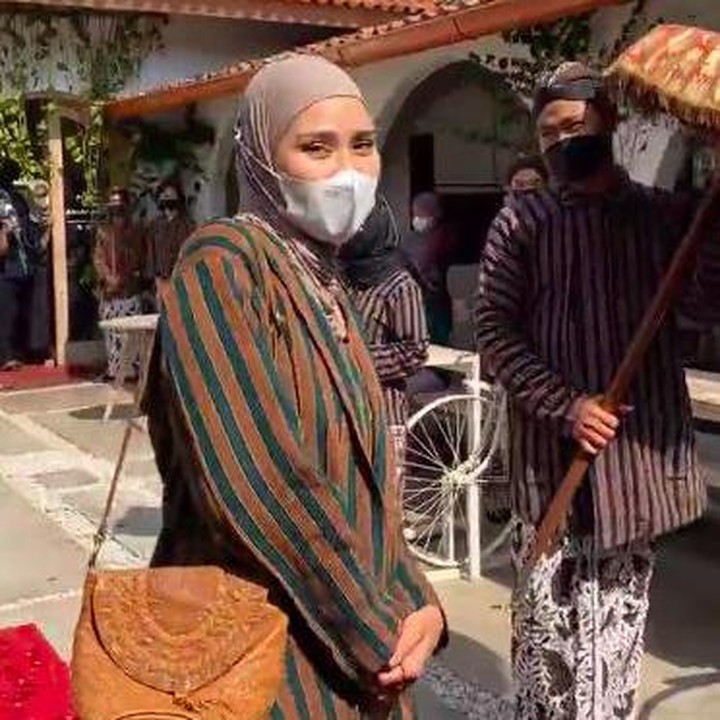 <p>Zaskia Adya Mecca dan anak-anaknya ternyata sudah rapi mengenakan kostum di toko kue mereka, Mamahke Jogja. Begitu datang, Hanung Bramantyo terkejut dan tertawa melihat aksi keluarganya itu. (Foto: Instagram @zaskiaadyamecca)</p>