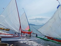 Tradisi Rebo Wekasan, Warga Gelar Lomba Perahu Layar dengan Membelah Selat Bali