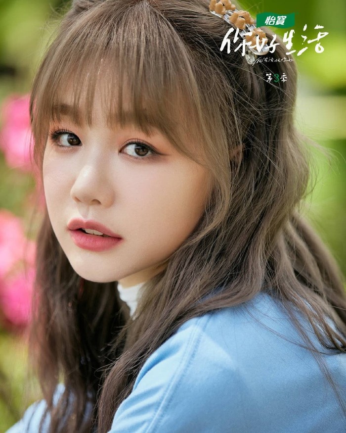 Xu Meng Jie baru-baru ini membintangi drama berlatar di sekolah berjudul 'Our Secret' bersama dengan Chen Zhe Yuan. Meski sudah berusia 27 tahun, aktris yang lebih dikenal dengan Rainbow Xu ini masih cocok kalau dibilang anak SMA, ya. /Foto: instagram.com/@xumengjie_94s