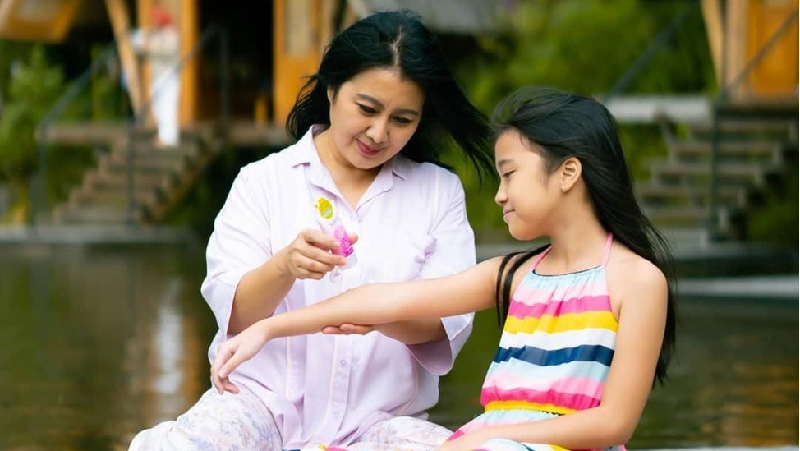 Anda bisa menggunakan obat nyamuk oles dan kelambu tidur sebagai upaya pencegahan jika Anda tinggal di wilayah endemik.