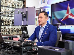Saat Foto AHY Bikin Gagal Fokus: dari Workstation hingga Jubah Khusus