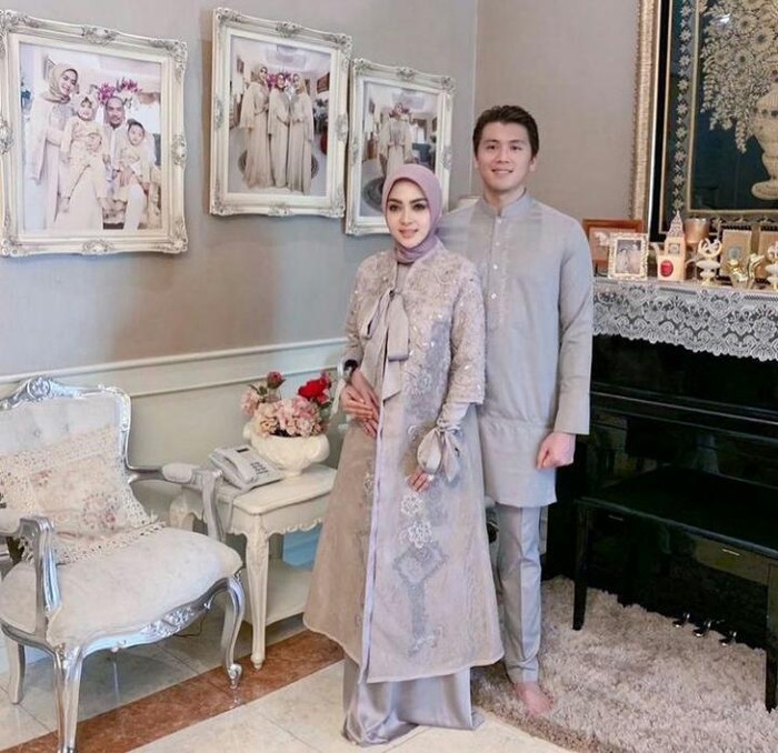 Aktris cantik yang akrab disapa Incess ini juga merupakan istri dari Reino Barack, pengusaha kaya raya dan sukses. Syahrini dan Reino menikah pada 27 Februari 2019 silam. Setelah menikah, mereka terlihat semakin mesra/foto : instagram.com/princessyahrini