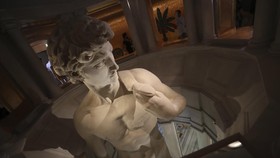 FOTO: Pameran Patung Michelangelo Tanpa Kelamin Kena Protes