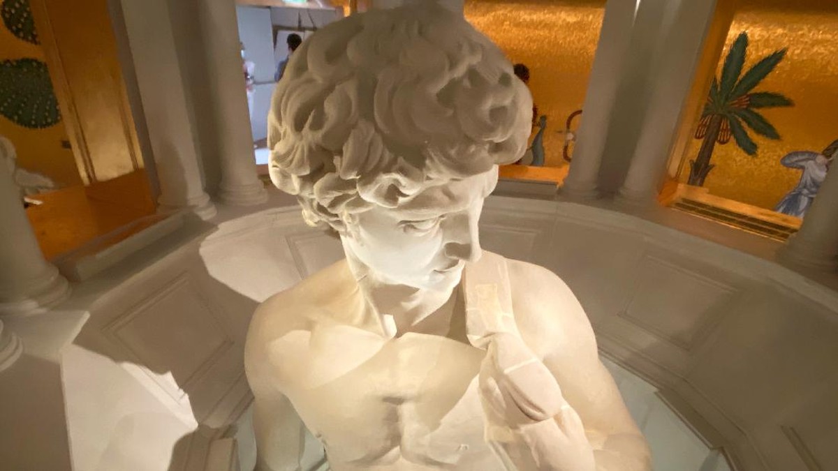 FOTO: Pameran Patung Michelangelo Tanpa Kelamin Kena Protes