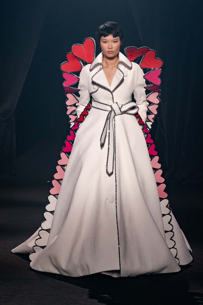Bentuk hati juga dipilih Viktor & Rolf yang membuatnya menjadi detail lining pada coat dress. Foto: livingly.com/IMAXtree