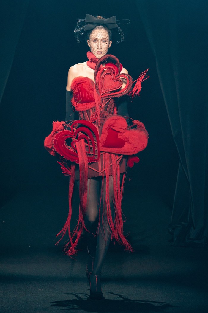 Jean Paul Gaultier mengemas bentuk hati menjadi lebih kinky dalam gaun korset andalannya. Foto: livingly.com/IMAXtree