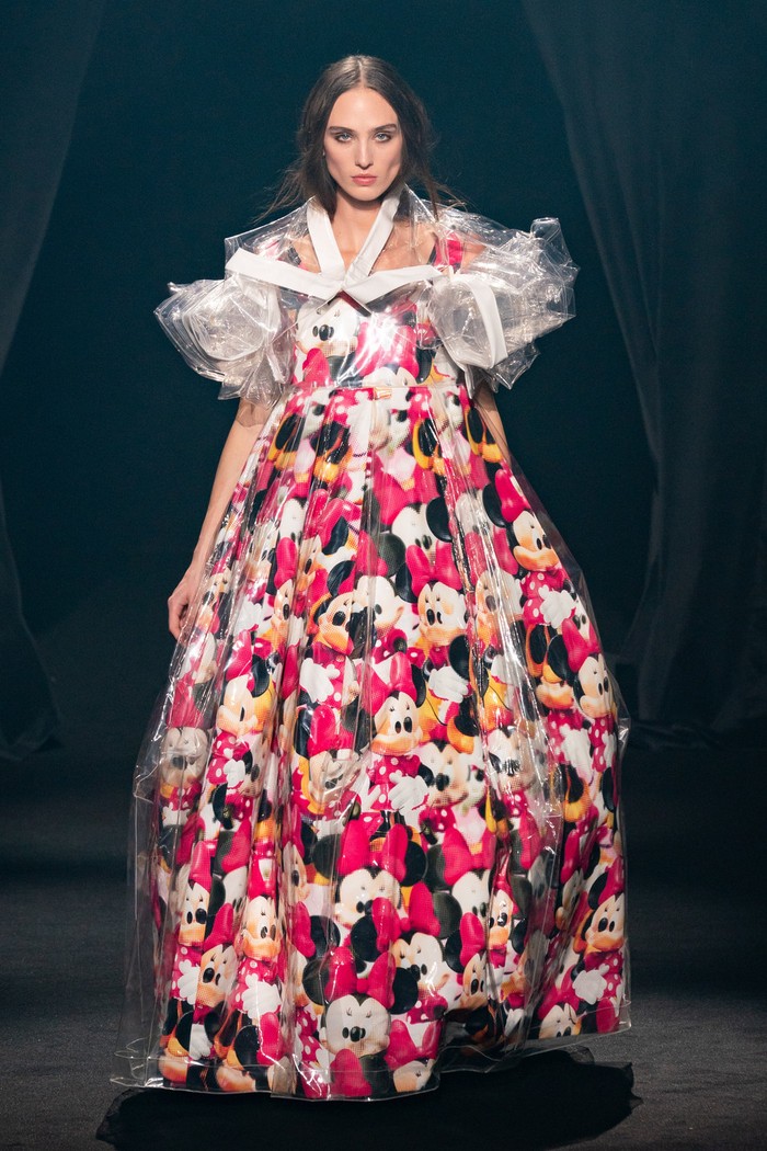Minni Mouse menjadi salah satu karakter kartun favorit Elbaz dan dipilih oleh Rei Kawakubo dari Comme des Garcons untuk mengenang sang desainer. Foto: livingly.com/IMAXtree