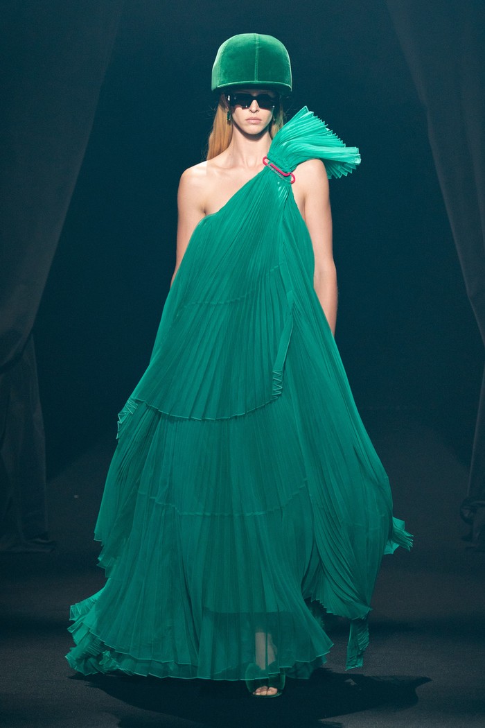 Virgil Abloh memberi napas konseptual dalam gaun one shoulder dari rancangan Alber Elbaz lewat aksen paper clip dan aksesori berupa helm. Foto: livingly.com/IMAXtree