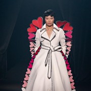 Dari Dior Sampai Balenciaga, Sejumlah Label Kenamaan Hadirkan Gaun Terinspirasi Karya Mendiang Desainer Alber Elbaz