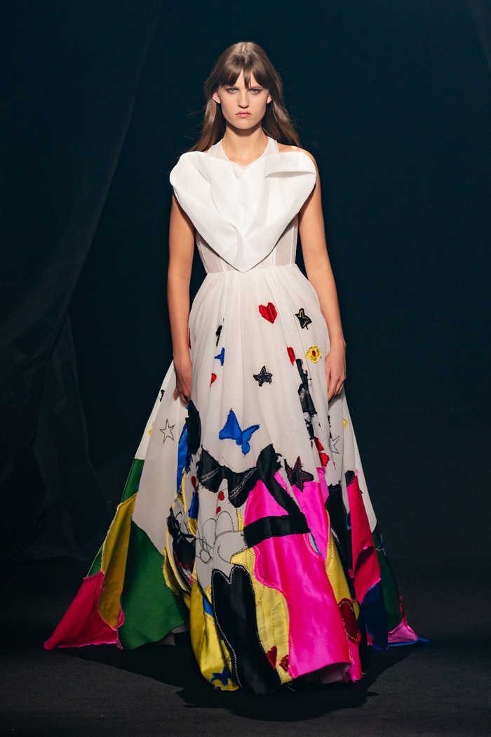 Bentuk hati menjadi salah satu simbol favorit Elbaz. Dior menampilkannya dalam sebuah gaun berhiaskan motif penuh warna yang playful. Foto: livingly.com/IMAXtree