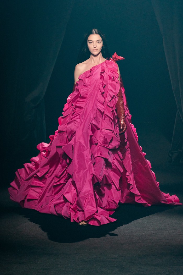 Sebuah gaun one shoulder dari koleksi Lanvin menjadi inspirasi dari rumah mode Valentino. Sang creative director Pierpaolo Piccioli sendiri dikenal bersahabat dengan Elbaz. Foto: livingly.com/IMAXtree