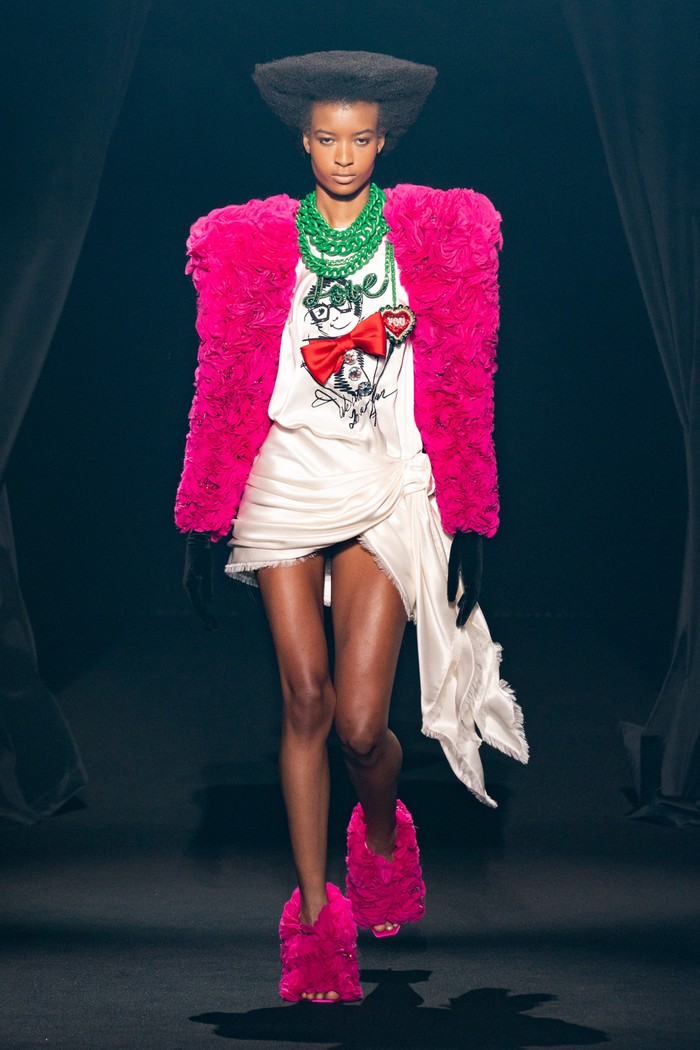 Elbaz yang pernah jadi desainer Lanvin dikenal dengan karya yang bernuansa fun and flirty. Hal tersebut juga terasa pada look kreasi Balmain. Foto: livingly.com/IMAXtree