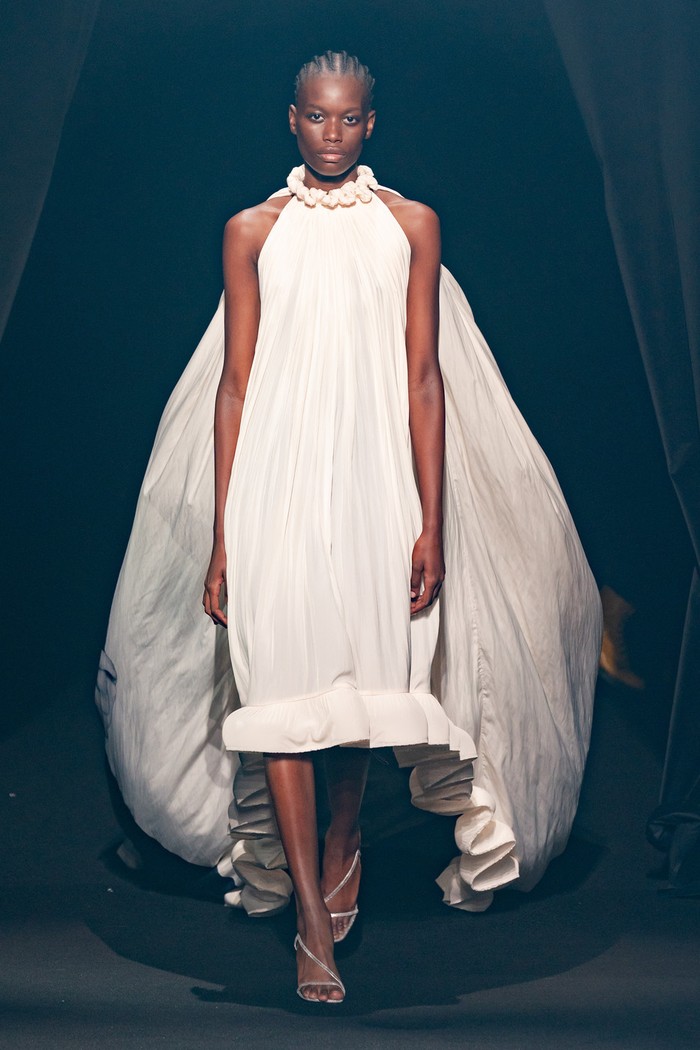 Bruno Sialelli selaku penerus Elbaz di Lanvin menampilkan gaun putih yang berhiaskan foto sang desainer pada bagian belakang. Foto: livingly.com/IMAXtree