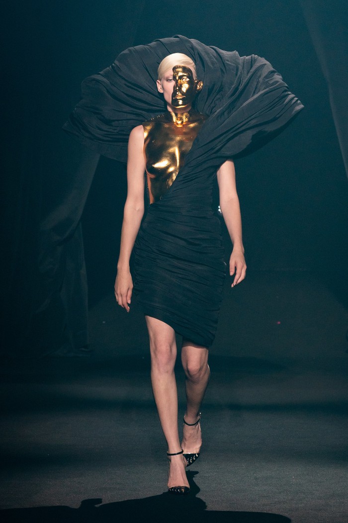 Daniel Roseberry tetap menampilkan nuansa surealis dari rumah mode yang ia supervisi yakni Schiaparelli dalam rancangannya untuk label AZ Factory milik Alber Elbaz. Foto: livingly.com/IMAXtree