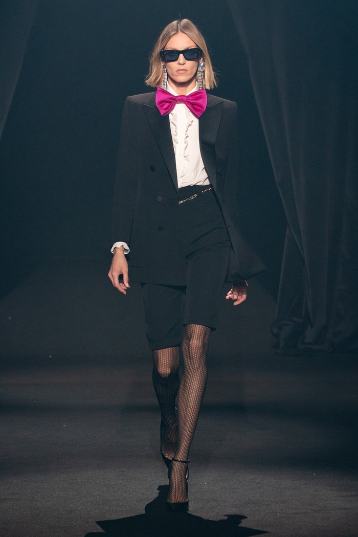 Anthony Vaccarello dari rumah mode Saint Laurent menampilkan look yang terinspirasi dari personal style Elbaz yakni dasi kupu-kupu. Foto: livingly.com/IMAXtree