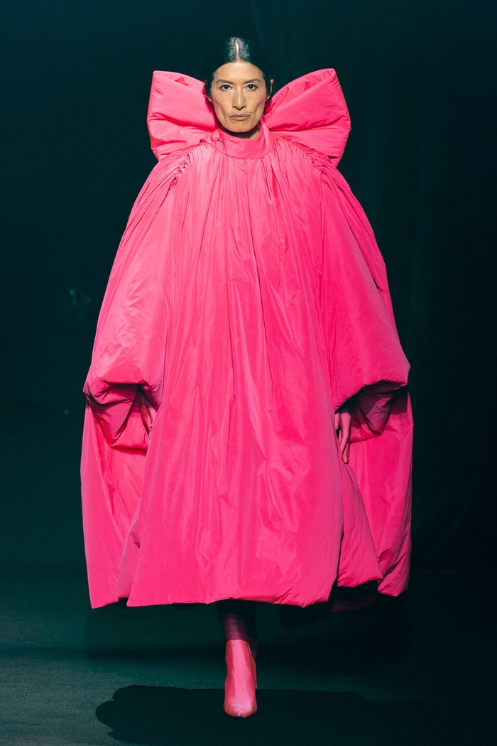 Demna Gvasalia dari Balenciaga memberi penghormatan dengan memilih salah satu warna favorit Elbaz yakni pink pada coat klasik. Foto: livingly.com/IMAXtree