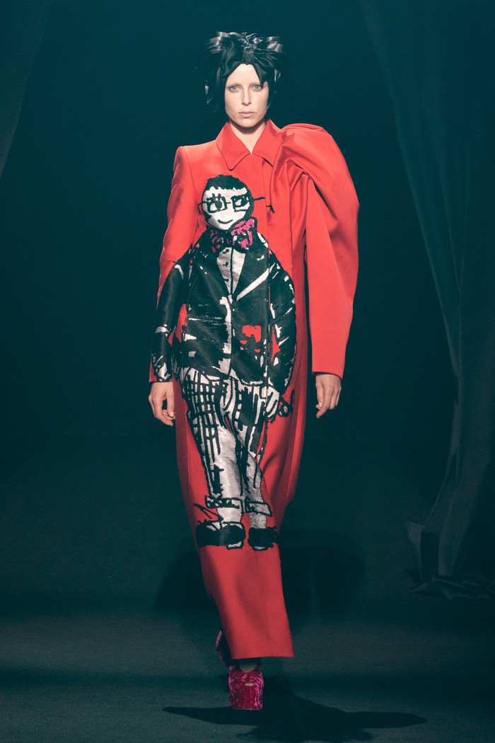 Memperingati wafatnya desainer Alber Elbaz pada April 2021 lalu, sejumalh desainer memberi tribute dengan membuat gaun terinspirasi sang desainer. Seperti Dries Van Noten yang menyertakan ilustrasi Alber pada coat rancangannya. Foto: livingly.com/IMAXtree