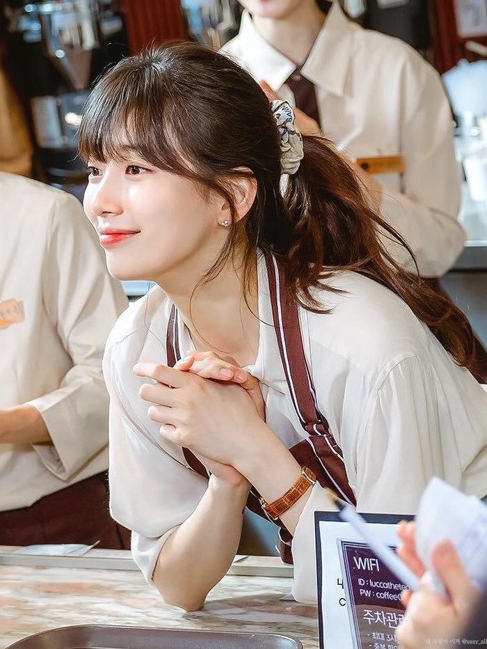 Gaya rambut berponi ala Bae Suzy ini juga nggak kalah menarik, Beauties. Untuk tampilan yang 'baru', Suzy menyisakan beberapa helai poninya untuk dibiarkan memanjang. Sementara, poni yang menutupi dahinya dibiarkan pendek. Manis banget, ya!/Foto: twitter.com/k_popstory