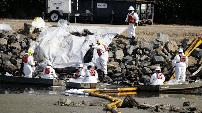 FOTO: Operasi Kuras Tumpahan Minyak di Pantai California