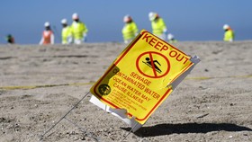 FOTO: Operasi Kuras Tumpahan Minyak di Pantai California