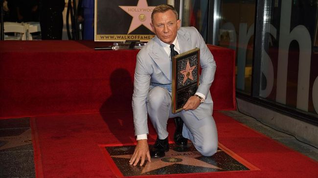 Aktor Daniel Craig dikabarkan positif Covid-19 kala menjalani produksi teater broadway bertajuk Macbeth, gelaran itu pun batal.