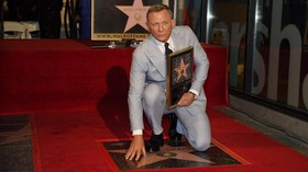 Daniel Craig Positif Covid-19, Gelaran Teater Broadway Batal