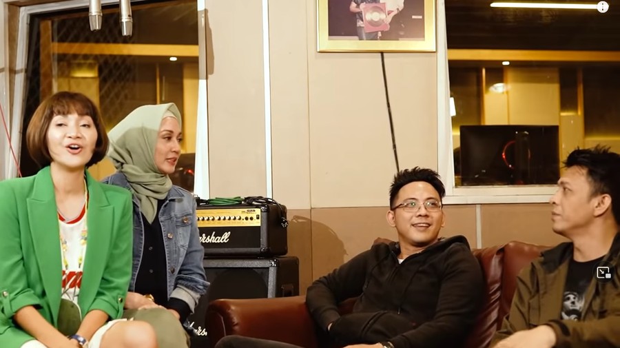 Dina Lorenza dan Ariel Noah