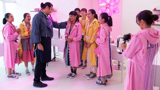 Misteri di balik organisasi The Light diperlihatkan dalam trailer A World Without, film Indonesia yang akan tayang di Netflix.