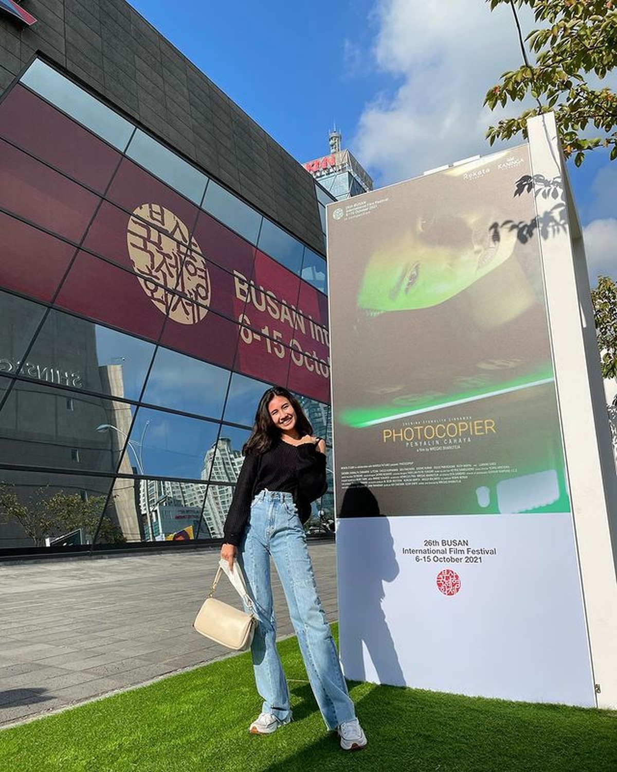 Shena Cinnamon menghadiri world premiere film 'Penyalin Cahaya' di Busan International Film Festival&period; Yuk kita intip&excl;