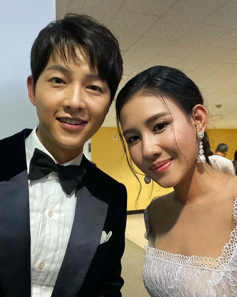Intip Momen Shena Cinnamon Hadiri Busan IFF, Selfie Bareng Song Joong Ki! Shena Cinnamon menghadiri world premiere film 'Penyalin Cahaya' di Busan International Film Festival. Yuk kita intip!