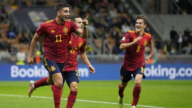 Pemain baru Barcelona, Ferran Torres bersama Pedri positif Covid-19. Hal ini membuat badai Covid-19 belum berlalu di Barcelona.