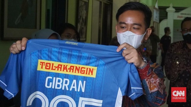 Wali Kota Solo Gibran Rakabuming turun tangan soal bus Persis Solo yang dilempari suporter Persita Tangerang usai duel di Liga 1 2022/2023.
