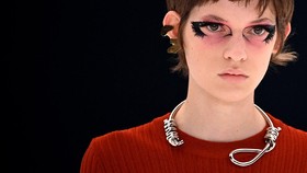 Givenchy Dikritik Gara-gara Kalung Jerat Tali