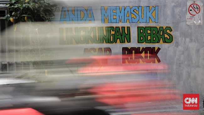Pemberlakuan kawasan tanpa rokok (KTR) di Surabaya sudah berlaku sejak 1 Juni lalu, namun penindakan dan penerapan sanksi baru dilaksanakan hari ini.