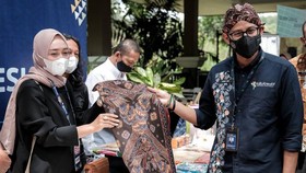 Kunjungi Magelang, Sandiaga Serahkan BIP bagi UMKM