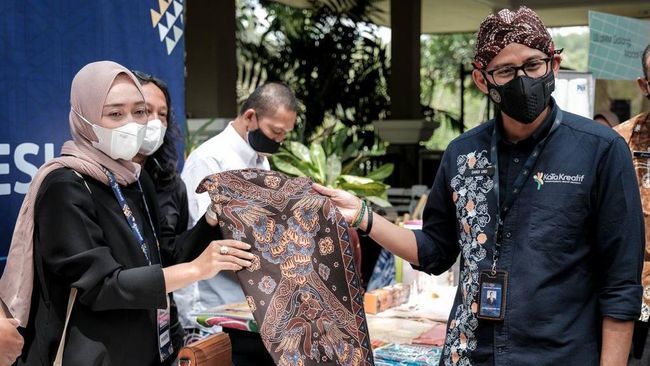 Kunjungi Magelang, Sandiaga Serahkan BIP bagi UMKM Sri Gusti dan puluhan pelaku UMKM Magelang mendapatkan BIP karena berhasil menggali potensi usaha dan membuka lapangan kerja bagi warga setempat.