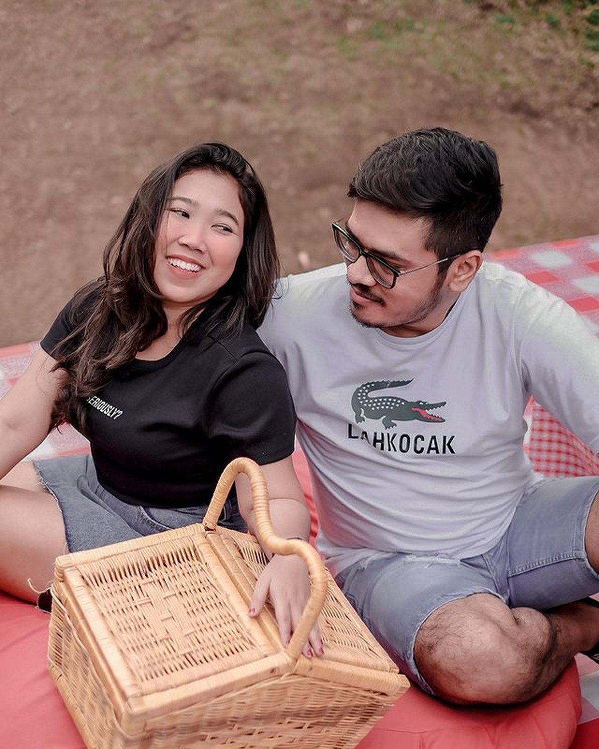 Hubungan asmara Kiky Saputri dan Agus Priyono dikabarkan kandas di tengah jalan&period; Yuk tengok kemesraan mereka&excl;