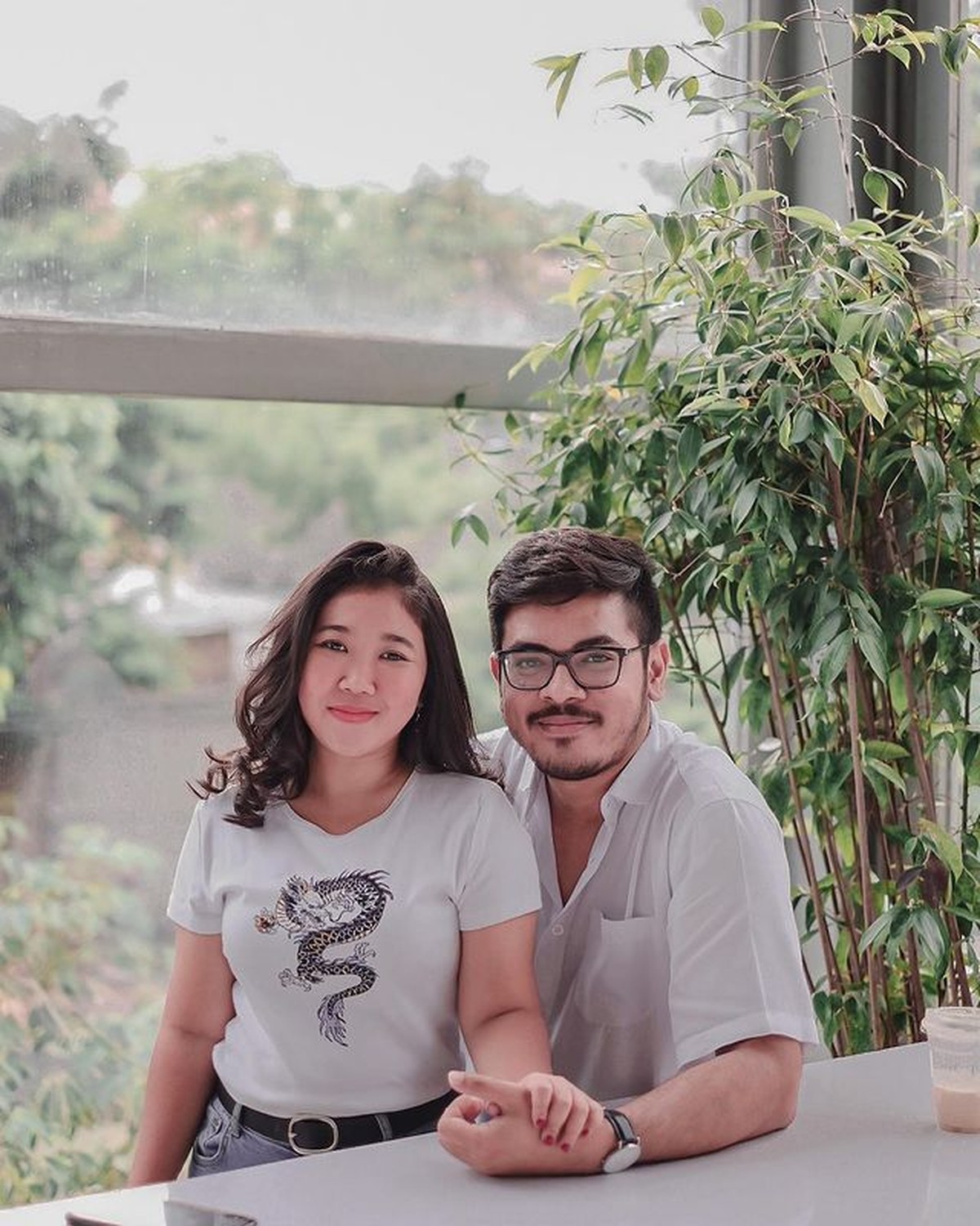 Hubungan asmara Kiky Saputri dan Agus Priyono dikabarkan kandas di tengah jalan&period; Yuk tengok kemesraan mereka&excl;