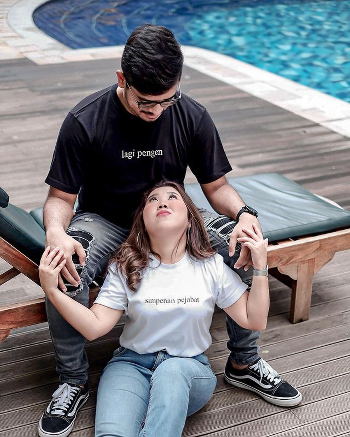 Hubungan asmara Kiky Saputri dan Agus Priyono dikabarkan kandas di tengah jalan&period; Yuk tengok kemesraan mereka&excl;