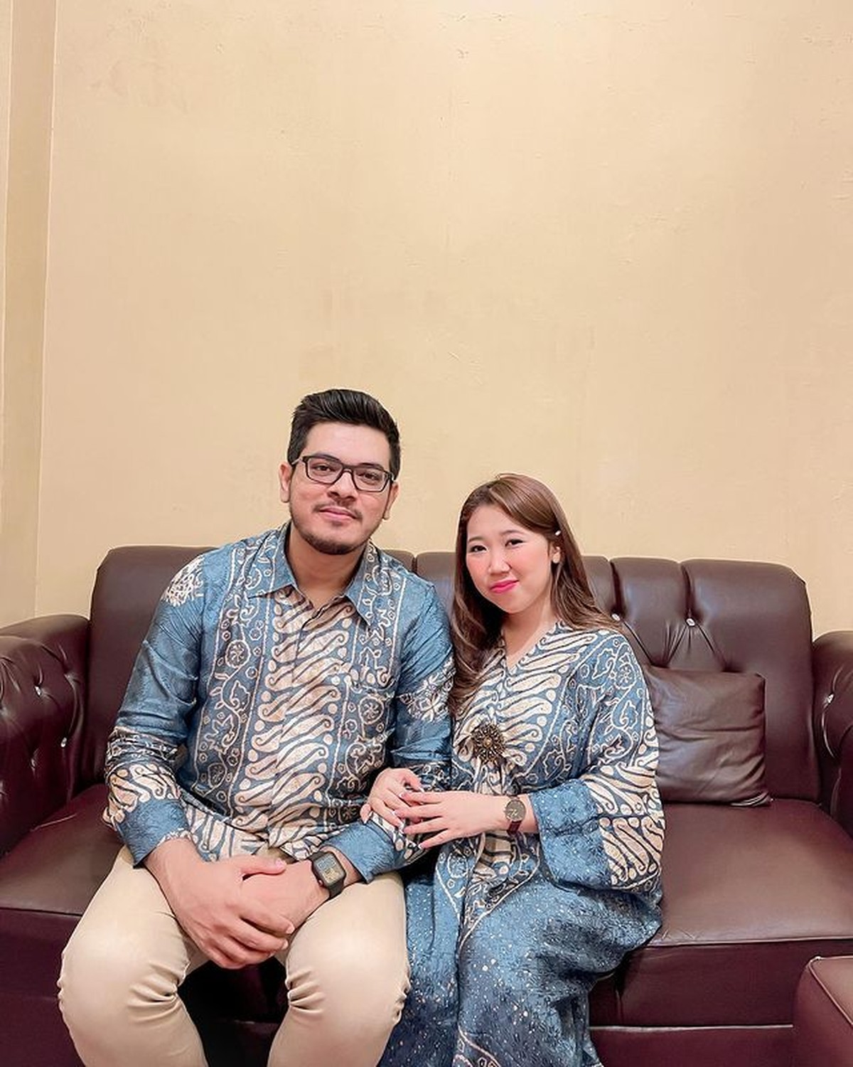 Hubungan asmara Kiky Saputri dan Agus Priyono dikabarkan kandas di tengah jalan&period; Yuk tengok kemesraan mereka&excl;