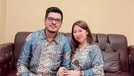 Hubungan asmara Kiky Saputri dan Agus Priyono dikabarkan kandas di tengah jalan&period; Yuk tengok kemesraan mereka&excl;