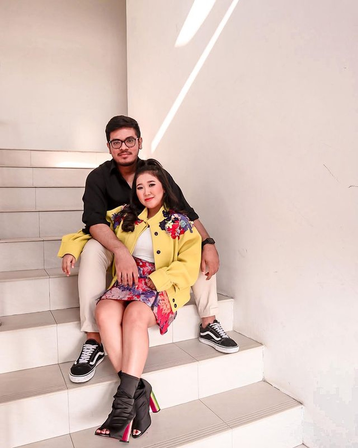 Hubungan asmara Kiky Saputri dan Agus Priyono dikabarkan kandas di tengah jalan&period; Yuk tengok kemesraan mereka&excl;