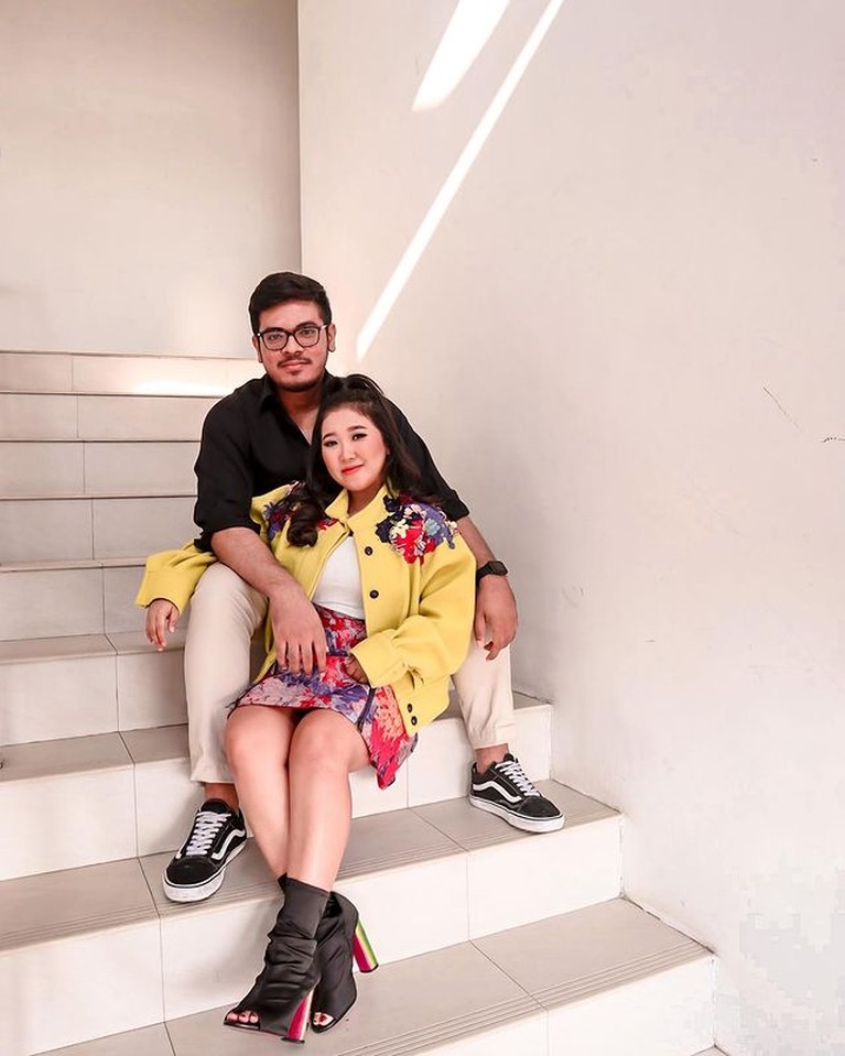 Hubungan asmara Kiky Saputri dan Agus Priyono dikabarkan kandas di tengah jalan. Yuk tengok kemesraan mereka!