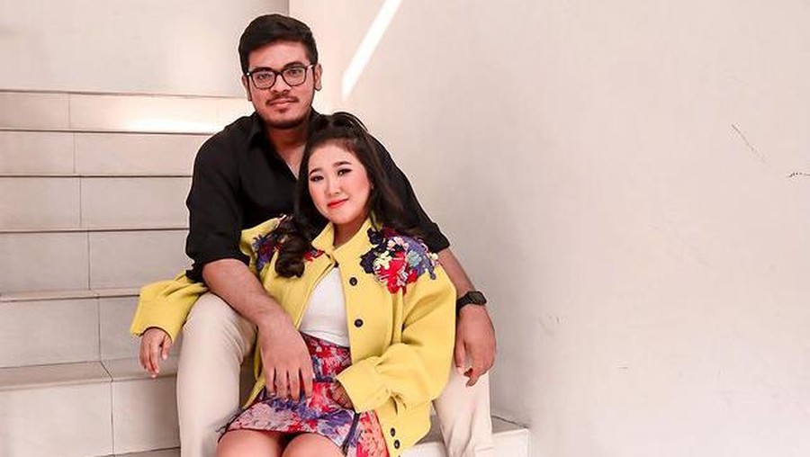 Hubungan asmara Kiky Saputri dan Agus Priyono dikabarkan kandas di tengah jalan. Yuk tengok kemesraan mereka!