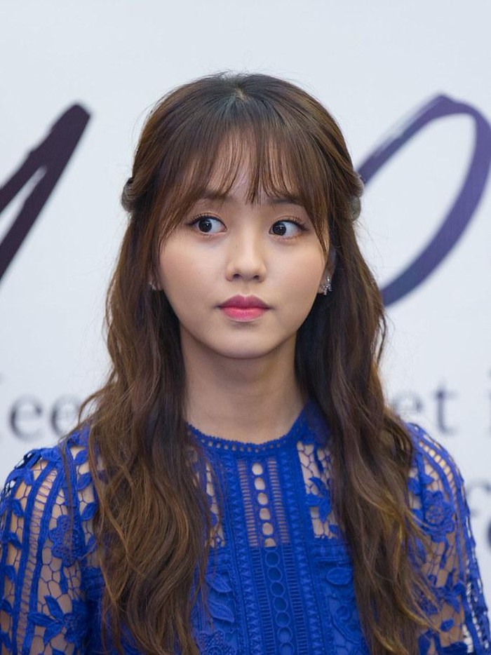 Untuk kamu yang memiliki pipi sedikit berisi dan nggak berani mencoba gaya rambut berponi, kamu bisa contek gaya poni ala aktris Kim So Hyun. Dengan wajahnya yang berbentuk oval dengan pipi yang sedikit berisi, Kim So Hyun tetap manis dengan gaya poni see-through ala hairstyle Korea!/Foto: Courtesy of Star Arena