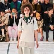 Simak Aksi Ella Emhoff Putri Sambung Kamala Harris Saat Jadi Model di Paris Fashion Week