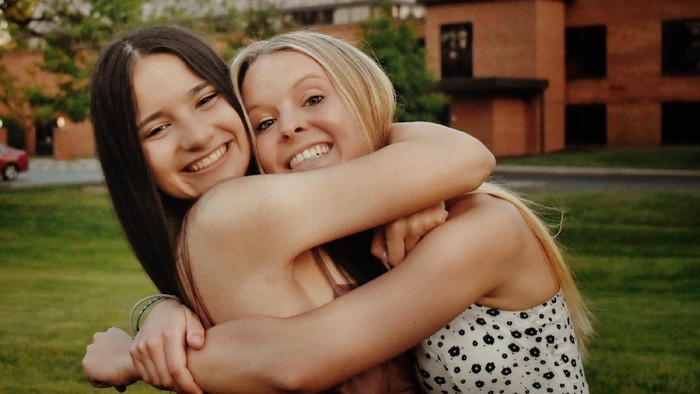 Pelukan Hangat Menjadi 'Obat Mujarab' yang Dibutuhkan Orang Dewasa Muda, Ternyata Ini Alasan Besarnya!