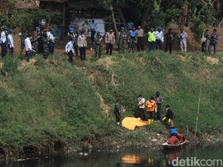 Mayat Pria Berkaus Kuning Mengambang di Sungai Citarum